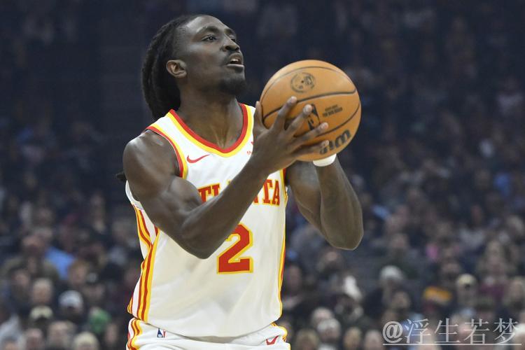 肯里奇快攻上篮得手 华莱士助攻精彩传球 肯里奇快攻上篮得手 华莱士助攻精彩传球